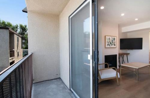 Van Nuys Apartment | Stylish 1BR Near Universal Studios with Parking