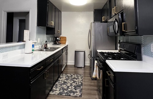 Lake Balboa Apartment | Stylish 2+2 Apt. unit w/ pool
