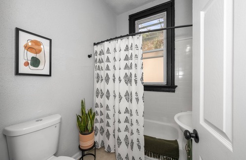 Walnut Hills Condo | Stylish 2 BDR Duplex in Walnut Hills! Close to All Attractions, Walk to Dining