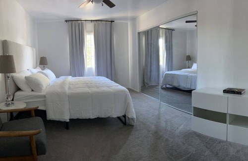 Lake Balboa Apartment | Stylish 2 Bed apartment w pool
