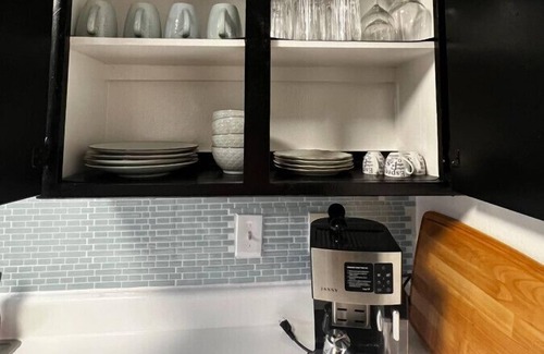 Lake Balboa Apartment | Stylish 2 Bed apartment w pool