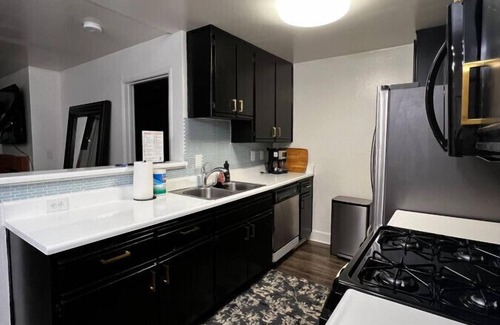 Lake Balboa Apartment | Stylish 2 Bed apartment w pool
