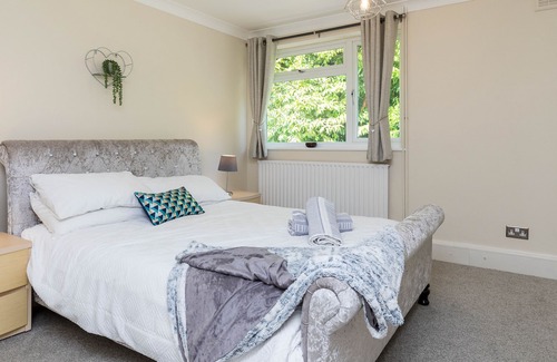 Horsham Apartment | Stylish 2 bed apartment in Horsham by 247Lets
