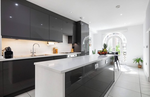 Kings Cross St. Pancras Apartment | Stylish 2 Bed APT w/Garden by St Pancras International