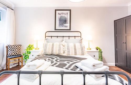 Warley Apartment | Stylish 2-Bedroom Flat in Great Warley – Sleeps 6 Pass the Keys