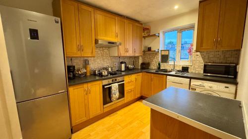 Walthamstow Apartment | Stylish 2 Bed Home with parking