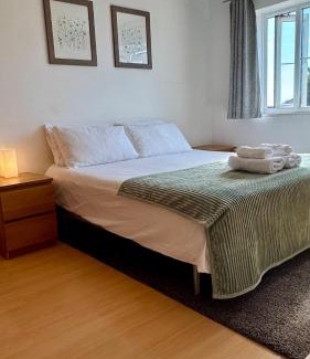 Walthamstow Apartment | Stylish 2 Bed Home with parking
