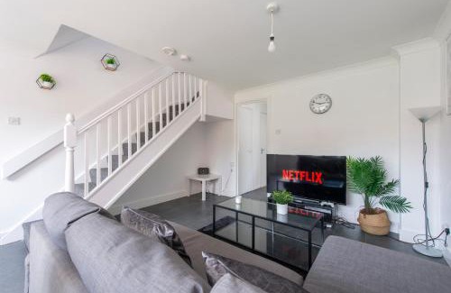 Canning Town North House | Stylish 2 Bed House near O2 Arena, Excel & City Airport
