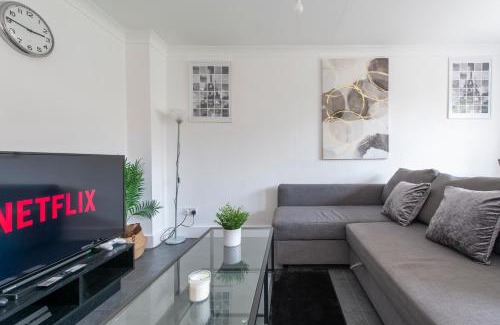 Canning Town North House | Stylish 2 Bed House near O2 Arena, Excel & City Airport