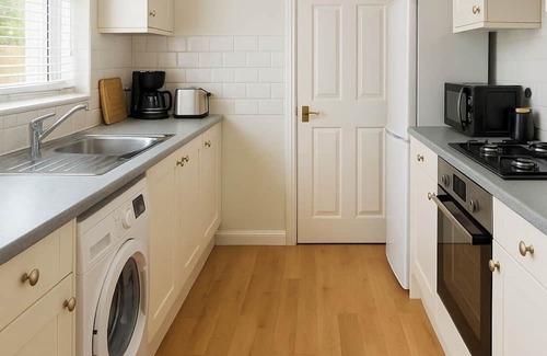 Gillingham House | Stylish 2 Bed House - Sleeps 6, Pool Table, Near Station, Contractor Friendly