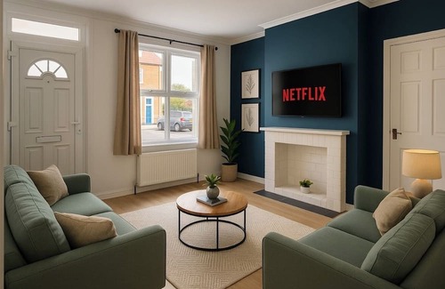 Gillingham House | Stylish 2 Bed House - Sleeps 6, Pool Table, Near Station, Contractor Friendly