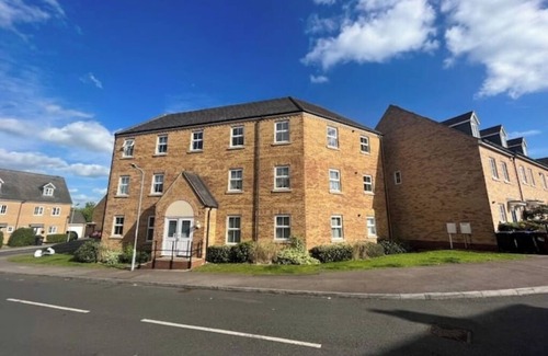 Northampton Apartment | 🏡 Stylish 2-Bed Top Floor Apartment Near Moulton Park & Bradlaugh Fields