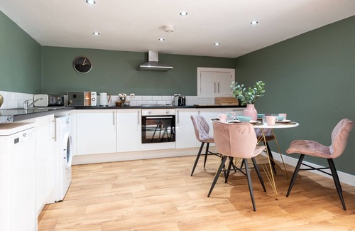 Harrogate Apartment | Stylish 2 bed town centre apartment with private parking
