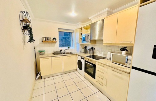 Bromley North Apartment | Stylish 2 Bedroom Flat in Bow Road