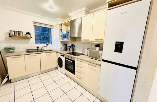 Bromley North Apartment | Stylish 2 Bedroom Flat in Bow Road