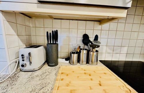 Bromley North Apartment | Stylish 2 Bedroom Flat in Bow Road