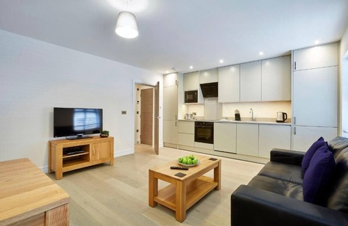 Maidenhead Apartment | Stylish 2 Bedroom Apartment Near Dorney Lake w/Open-Plan Kitchens