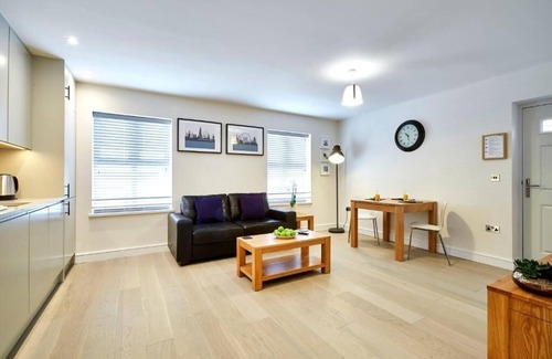 Maidenhead Apartment | Stylish 2 Bedroom Apartment Near Dorney Lake w/Open-Plan Kitchens