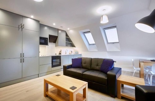 Maidenhead Apartment | Stylish 2 Bedroom Apartment Near Dorney Lake w/Open-Plan Kitchens