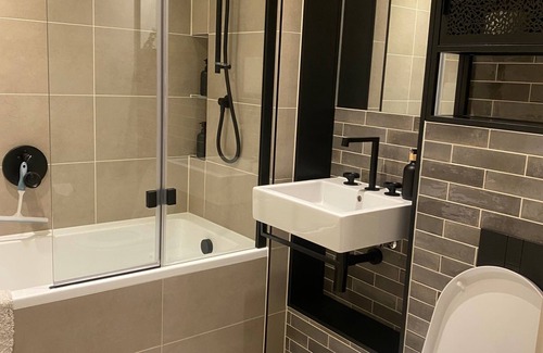 Poplar Apartment | Stylish 2-Bedroom Apartment in London - Sleeps 4