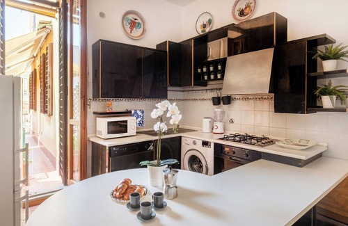 Rione III Colonna Apartment | Stylish 2-Bedroom Apartment with Terrace & Stunning View Near Trevi Fountain