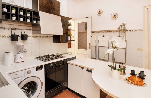 Rione III Colonna Apartment | Stylish 2-Bedroom Apartment with Terrace & Stunning View Near Trevi Fountain