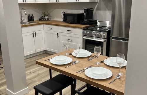 Kitchener House | Stylish 2 bedroom basement unit: 3 Beds+ kitchen+ Wi-Fi+ laundry+ Fee Parking