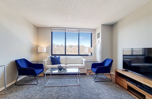 White Plains Apartment | Stylish 2 Bedroom, 40 Minutes by Train to/from NYC