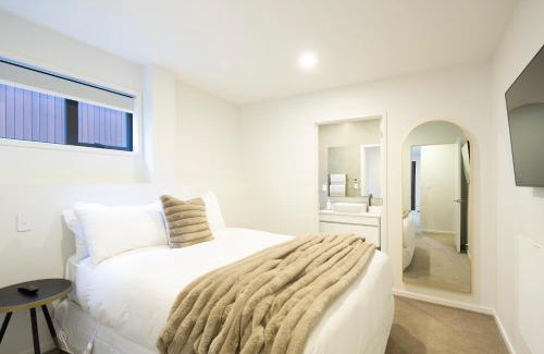 Frankton House | Stylish 2-BR Home, Scenic Balcony, Key Amenities