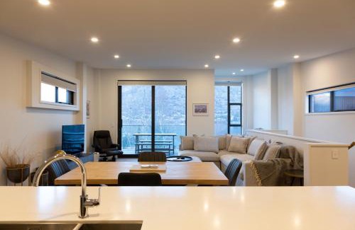 Frankton House | Stylish 2-BR Home, Scenic Balcony, Key Amenities
