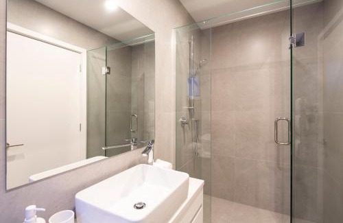 Frankton House | Stylish 2-BR Home, Scenic Balcony, Key Amenities