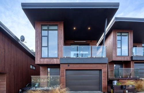 Frankton House | Stylish 2-BR Home, Scenic Balcony, Key Amenities