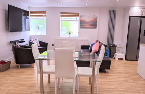 Canbury Apartment | Stylish 2-Bed Apartment Near Richmond Park