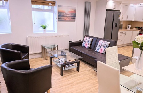 Canbury Apartment | Stylish 2-Bed Apartment Near Richmond Park