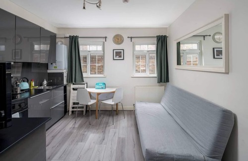 Hoxton West Apartment | Stylish 2BD City Haven near Angel and Shoreditch