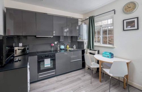 Hoxton West Apartment | Stylish 2BD City Haven near Angel and Shoreditch