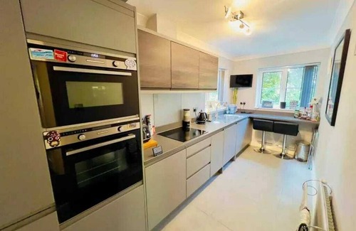 Copers Cope Apartment | Stylish 2BD Flat with Parking, Beckenham