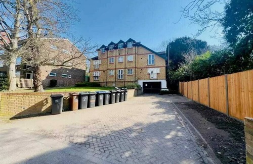 Copers Cope Apartment | Stylish 2BD Flat with Parking, Beckenham