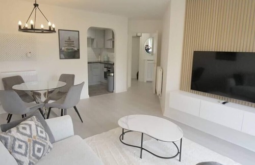 Eastleigh Apartment | Stylish 2BD Perfect for Couples Eastleigh
