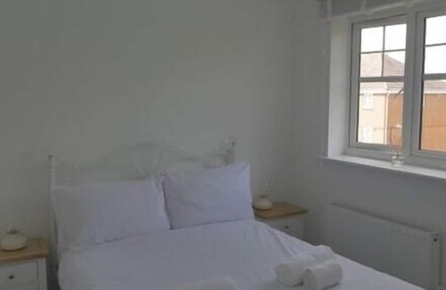 Eastleigh Apartment | Stylish 2BD Perfect for Couples Eastleigh