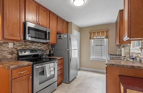 Springfield House | Stylish 2BR/2BA Retreat - Comfort & Convenience in Springfield
