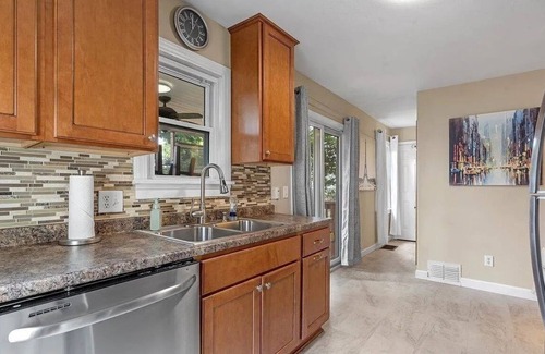 Springfield House | Stylish 2BR/2BA Retreat - Comfort & Convenience in Springfield