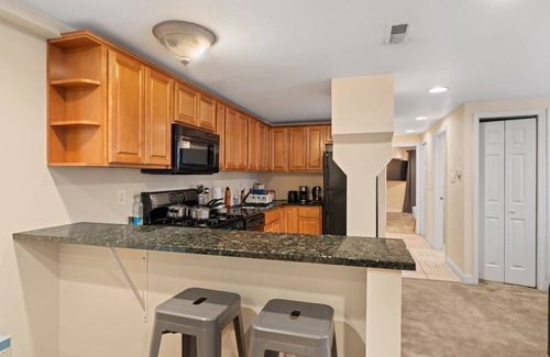 Old City Apartment | Stylish 2BR | 4 Beds | Old City Retreat Spot