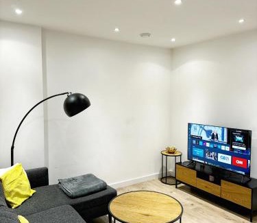 Coldharbour Apartment | Stylish 2BR Apartment with Balcony & Views