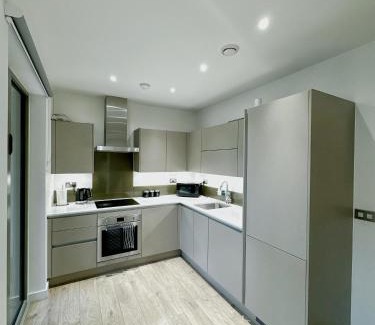 Coldharbour Apartment | Stylish 2BR Apartment with Balcony & Views