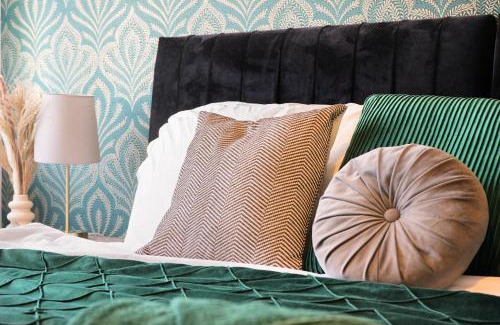 Aylesbury House | Stylish 2BR Aylesbury Home, Sleeps 4, Parking, Work, Leisure, Friendly