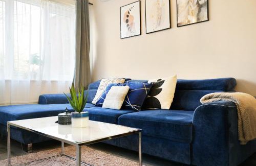 Aylesbury House | Stylish 2BR Aylesbury Home, Sleeps 4, Parking, Work, Leisure, Friendly