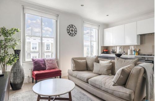 Redcliffe Apartment | Stylish 2BR Chelsea Penthouse with Private Rooftop