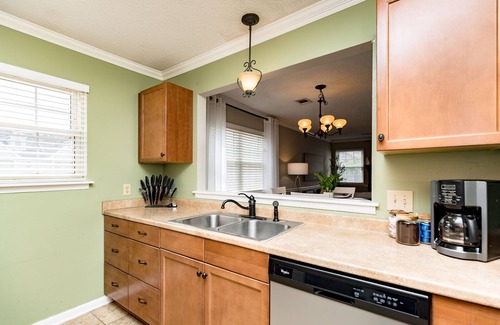 Warner Robins House | Stylish 2BR Townhome | Pet Friendly Fenced Yard