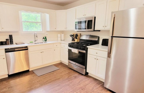 Smyrna House | Stylish 2BR Townhome 1.6 miles to the Battery!